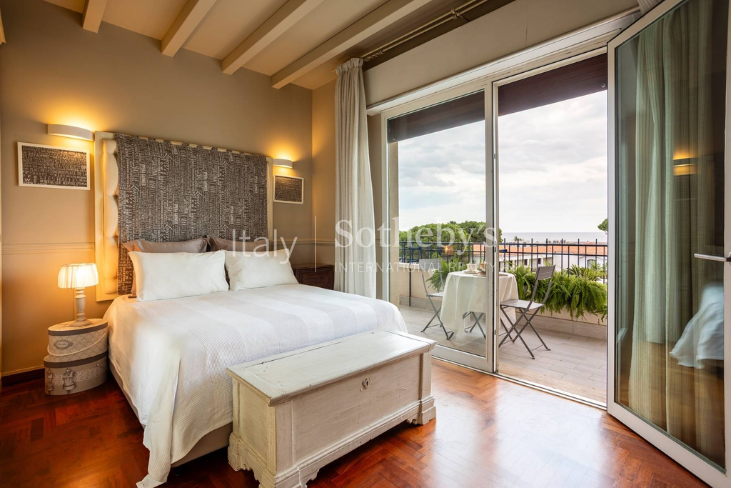 Elegant seafront property on the cliffs of Catania