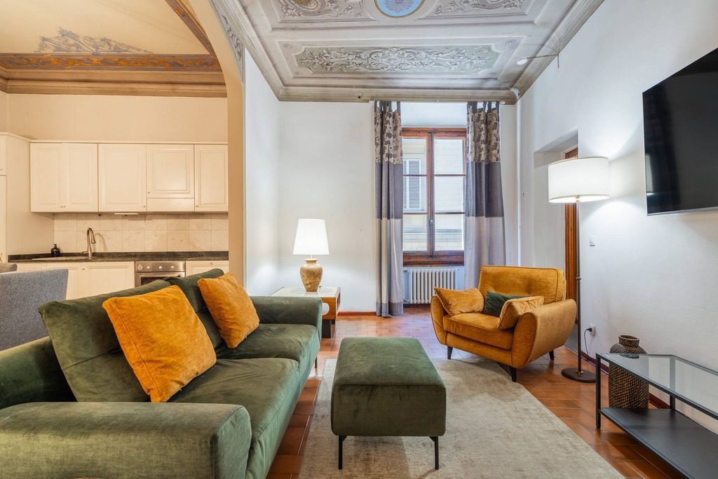 Frescoed Apartment in Historic Palazzo close to Piazza Santa Croce