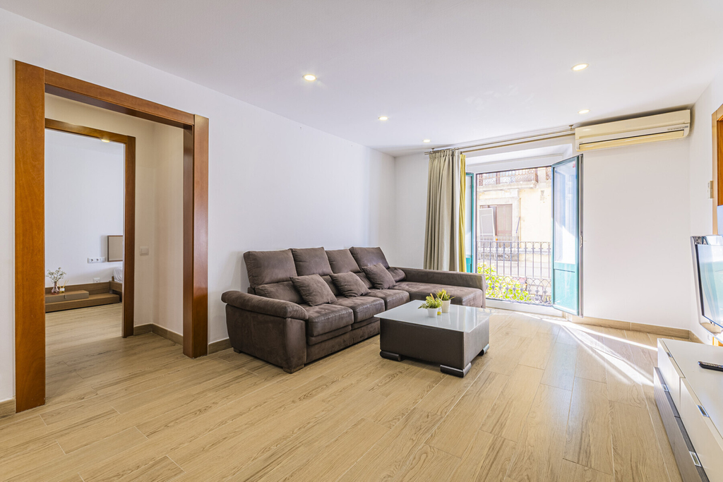 Four bedroom apartment by the seaside and famous Port Vell harbour