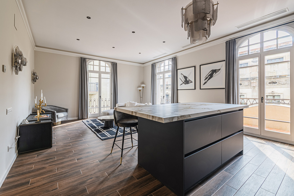 Extraordinary corner apartment on high floor with sea-views