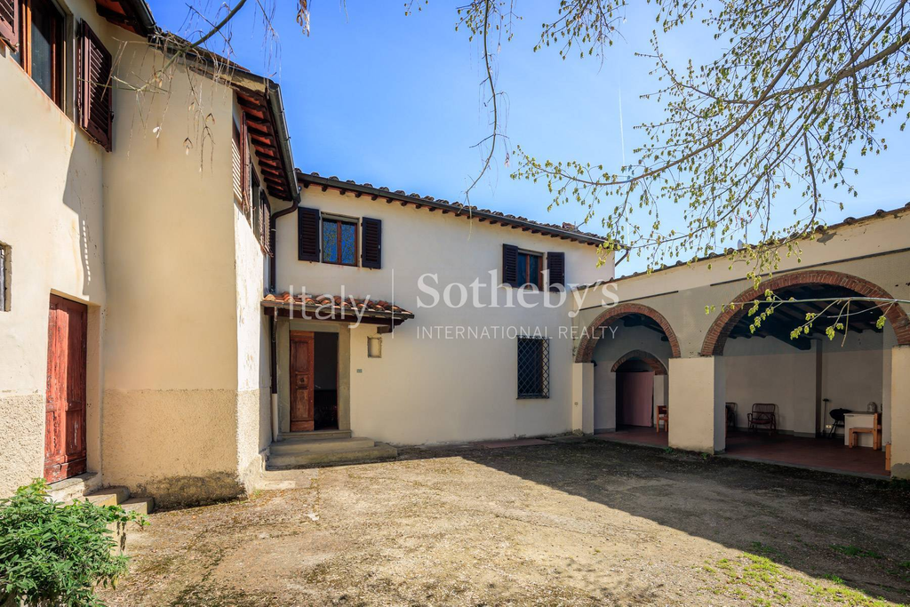 Ancient villa from the 1200s in a prestigious hilly area