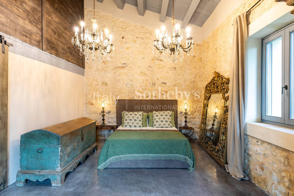 Prestigious farmhouse nestled in the countryside of Noto