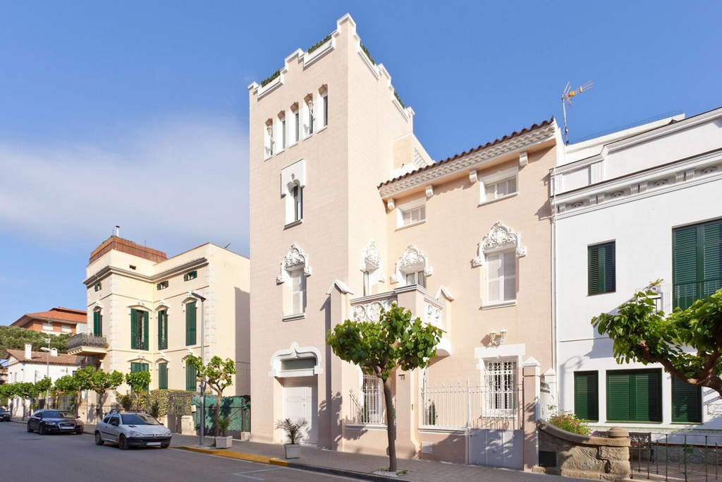 Exquisite Cataloged House Steps from the Beach