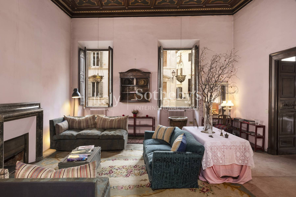 Apartment in noble palace in Piazza Campitelli