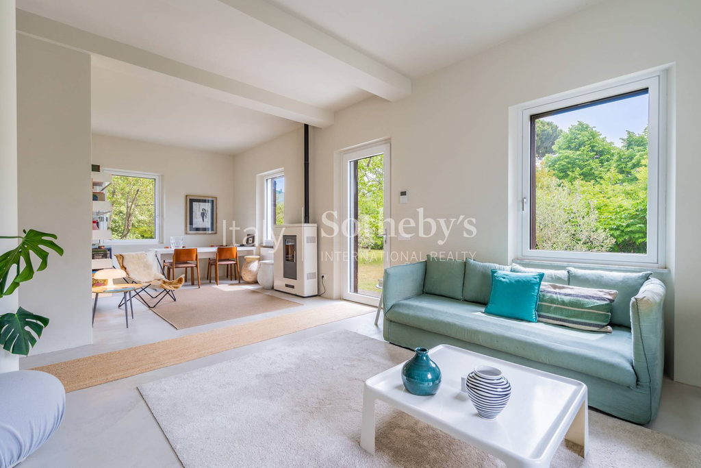 Refined villa with private garden near the sea
