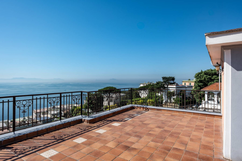 Penthouse in a villa with a panoramic terrace 43439