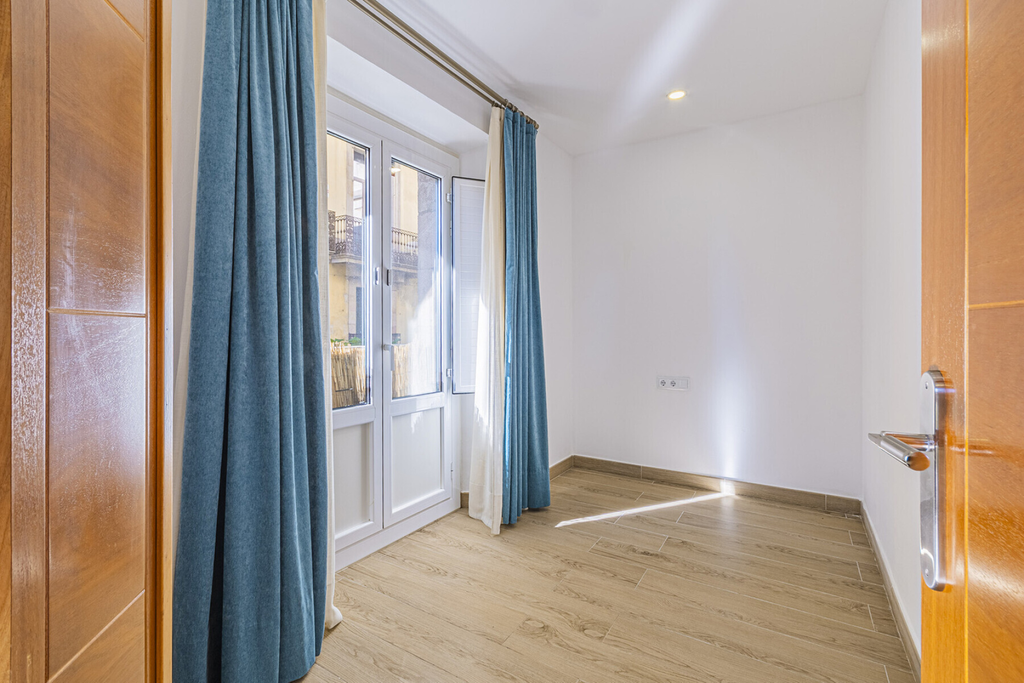 Four bedroom apartment by the seaside and famous Port Vell harbour