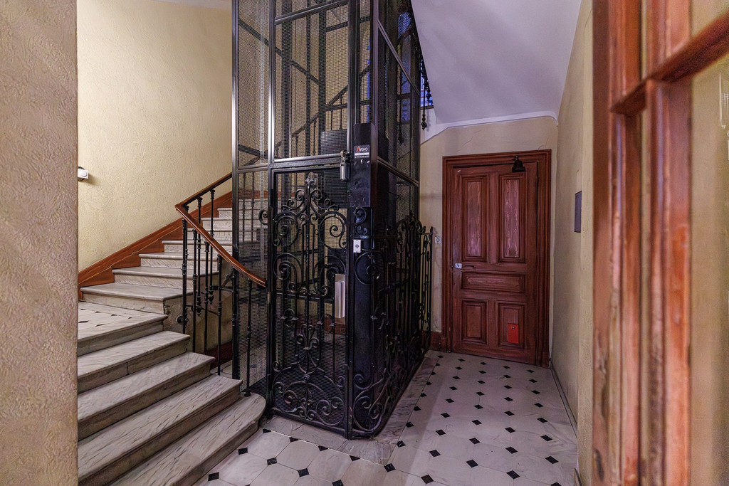 Nice Carré d'or, 300 sq.m floor plate in an elegant bourgeois building.