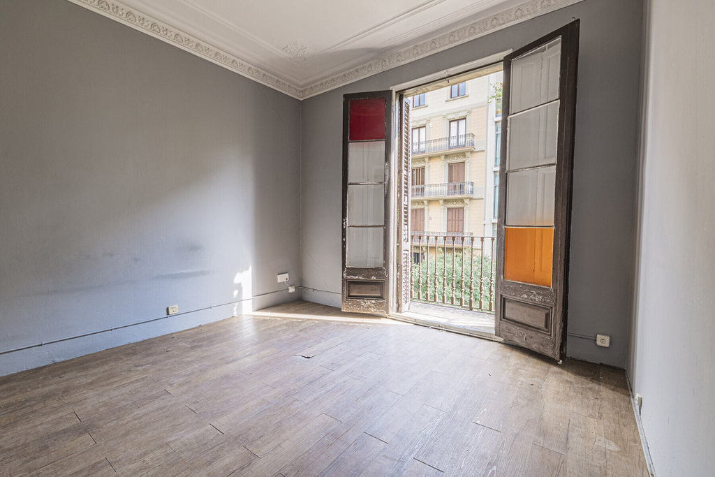 Historical apartment to renovate on prime location in Eixample