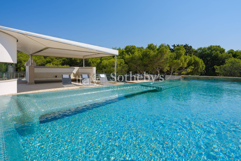 Prestigious villa with sea view pool