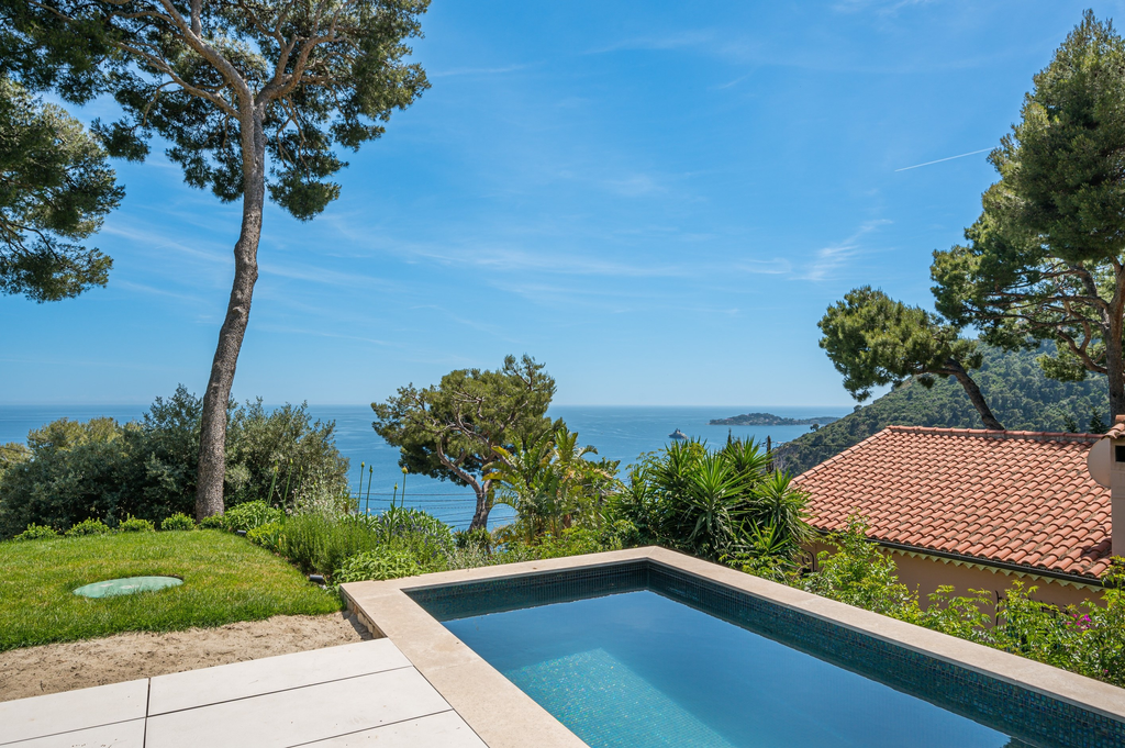 Èze seaside contemporary villa with panoramic sea views, infinity pool and flat…