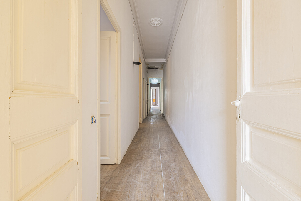 Historical apartment to renovate on prime location in Eixample