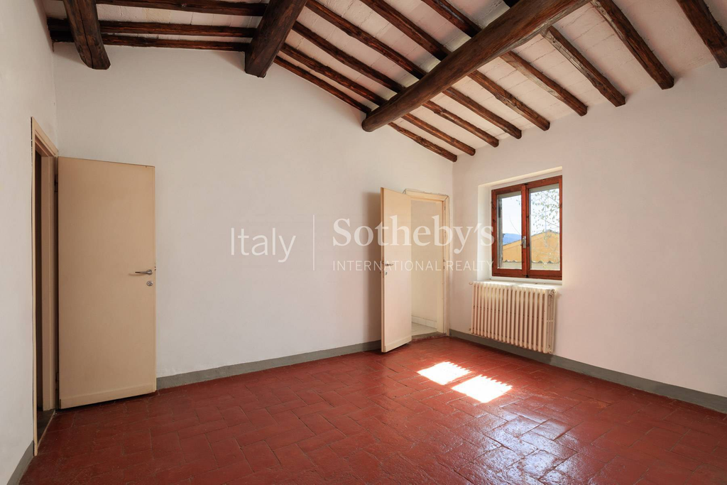 Ancient villa from the 1200s in a prestigious hilly area