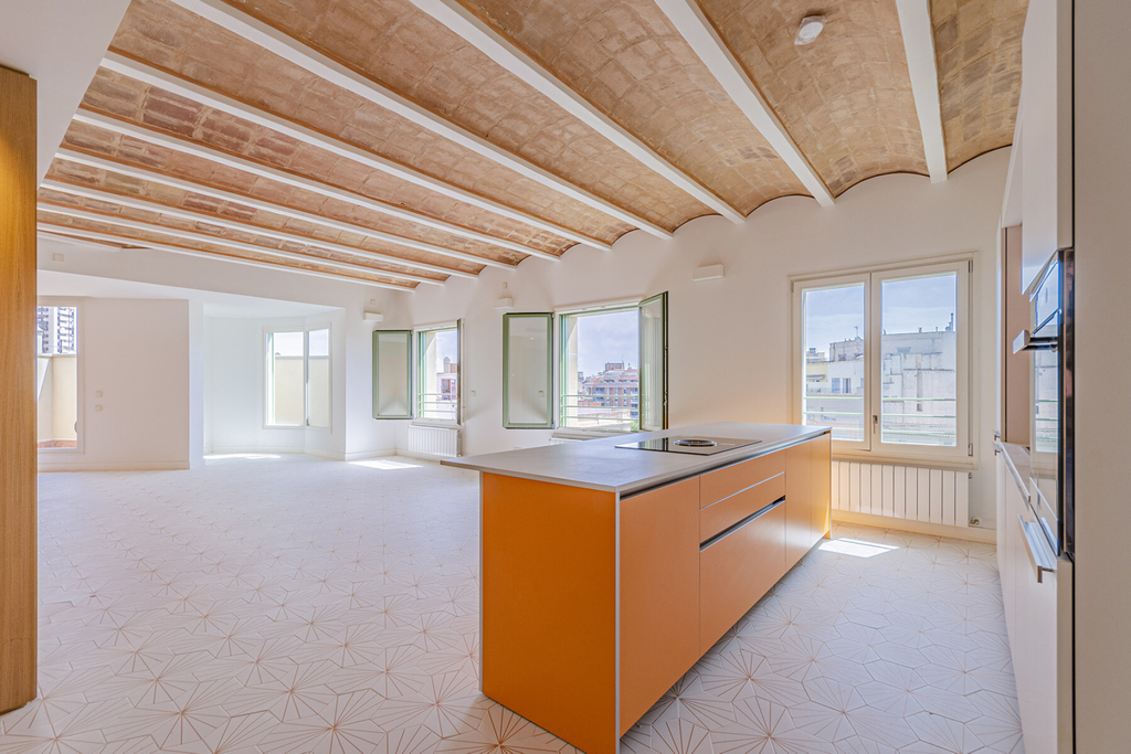 Bright apartment in luxury development in Eixample Dreta