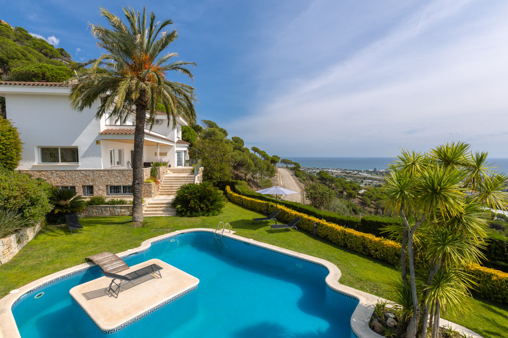 A Luxury Hideaway with Breathtaking Sea Views - Costa BCN