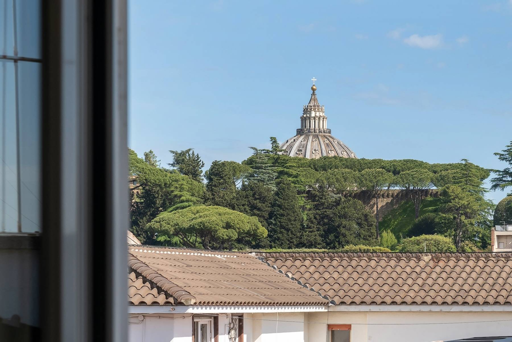Penthouse overlooking St. Peter’s Dome in Prati area