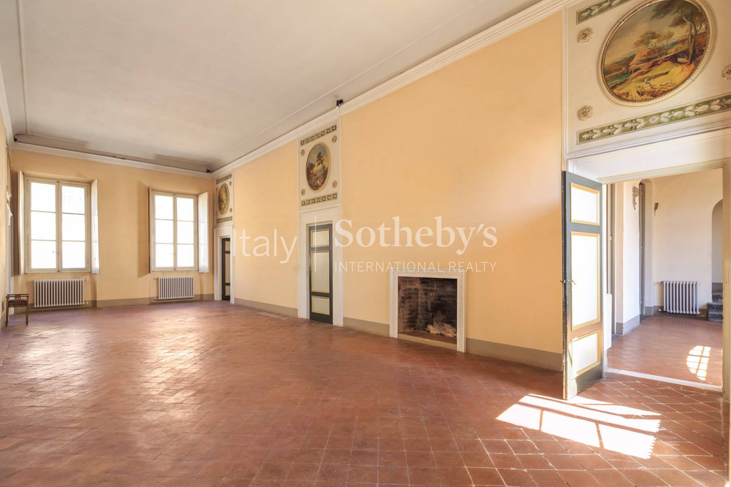 Bright frescoed apartment in the heart of Lucca