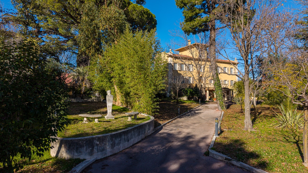 Historic estate with panoramic sea views for sale in Nice Fabron