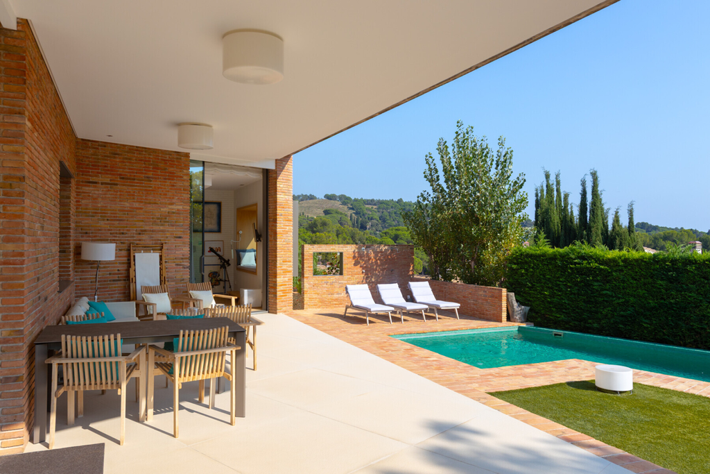 Extraordinary design house with swimming pool in the center of Alella-Costa BCN