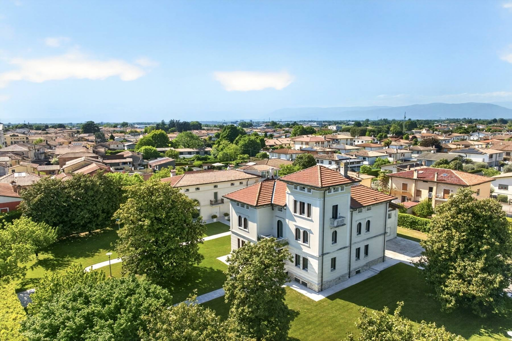 Prestigious Estate with Private Park in the Heart of Veneto