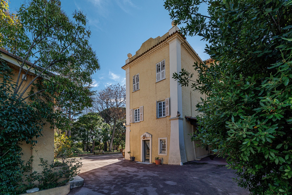 Historic estate with panoramic sea views for sale in Nice Fabron