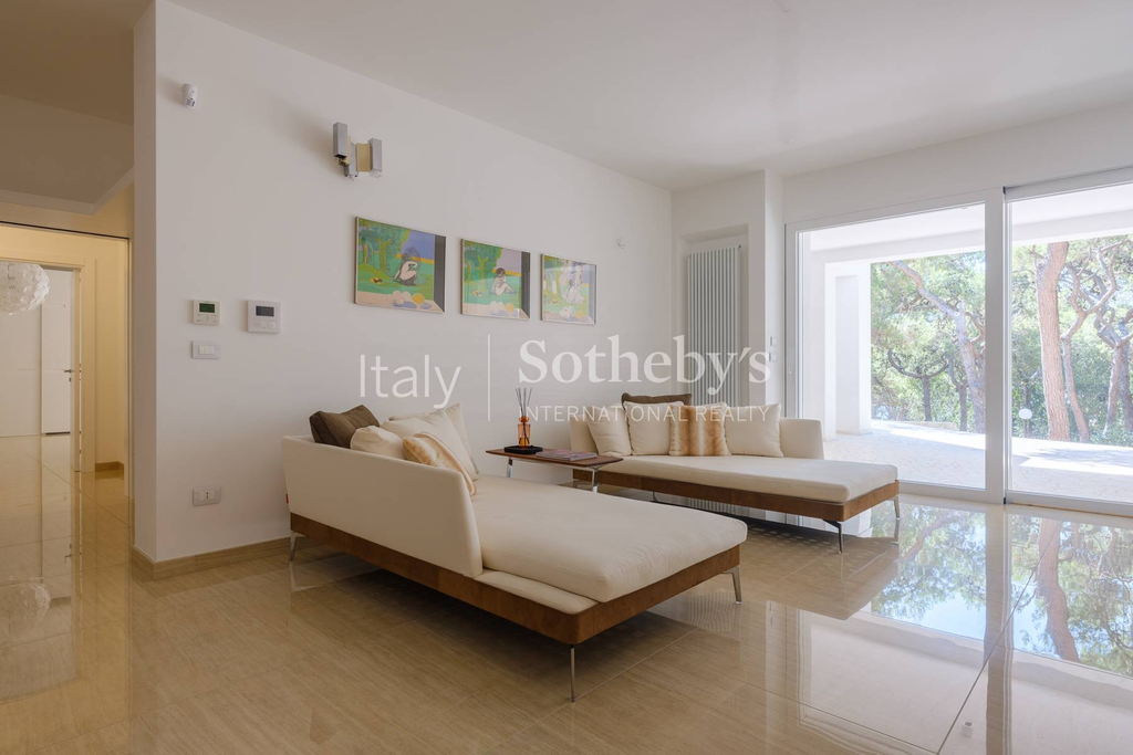 Prestigious villa with sea view pool