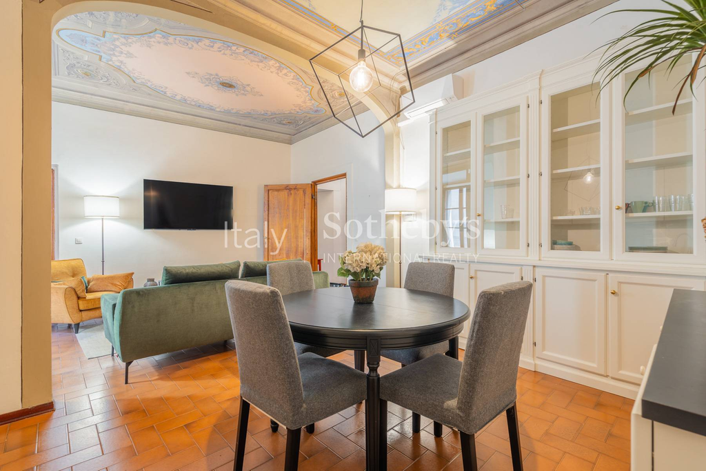 Frescoed Apartment in Historic Palazzo close to Piazza Santa Croce