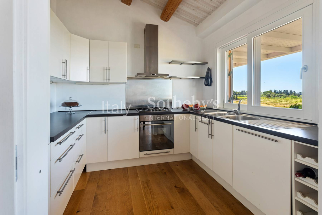 Stunning villa immersed in the countryside and overlooking the sea