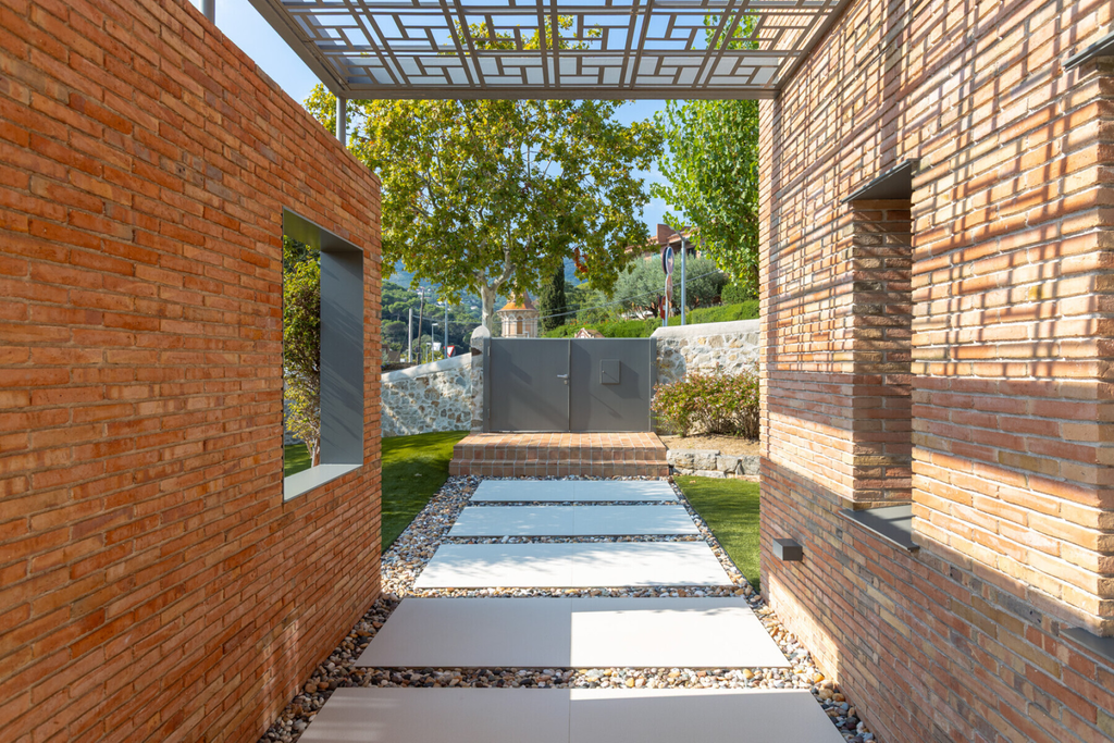 Extraordinary design house with swimming pool in the center of Alella-Costa BCN