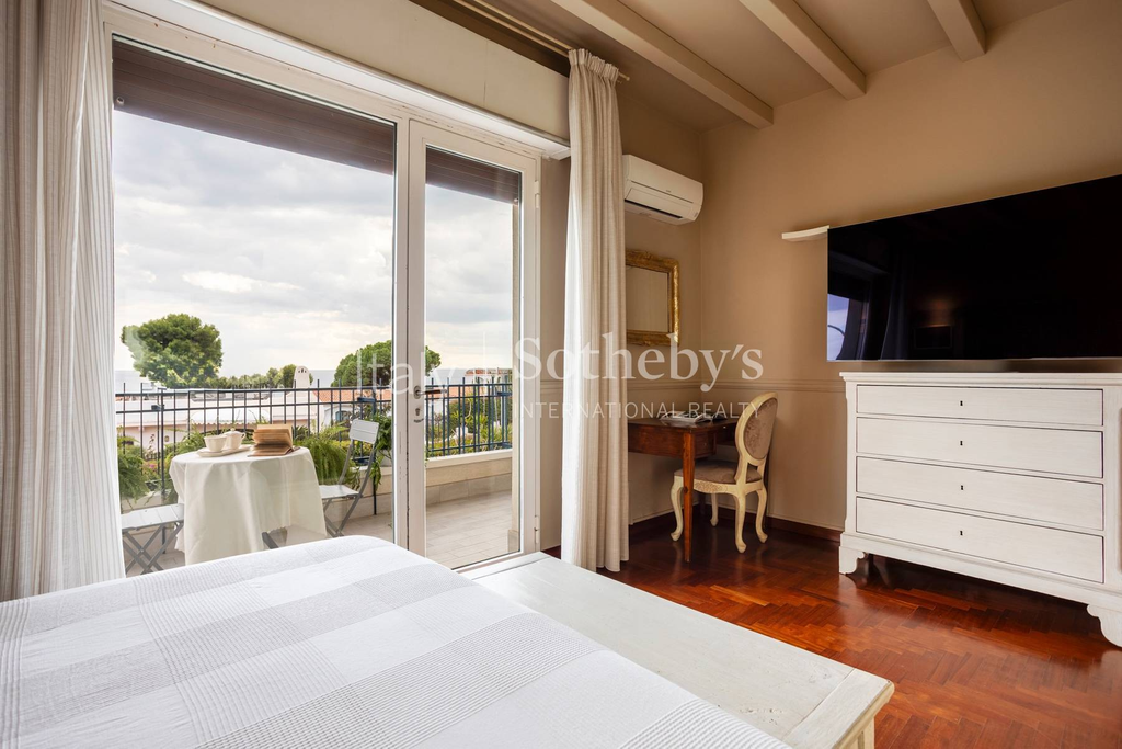 Elegant seafront property on the cliffs of Catania