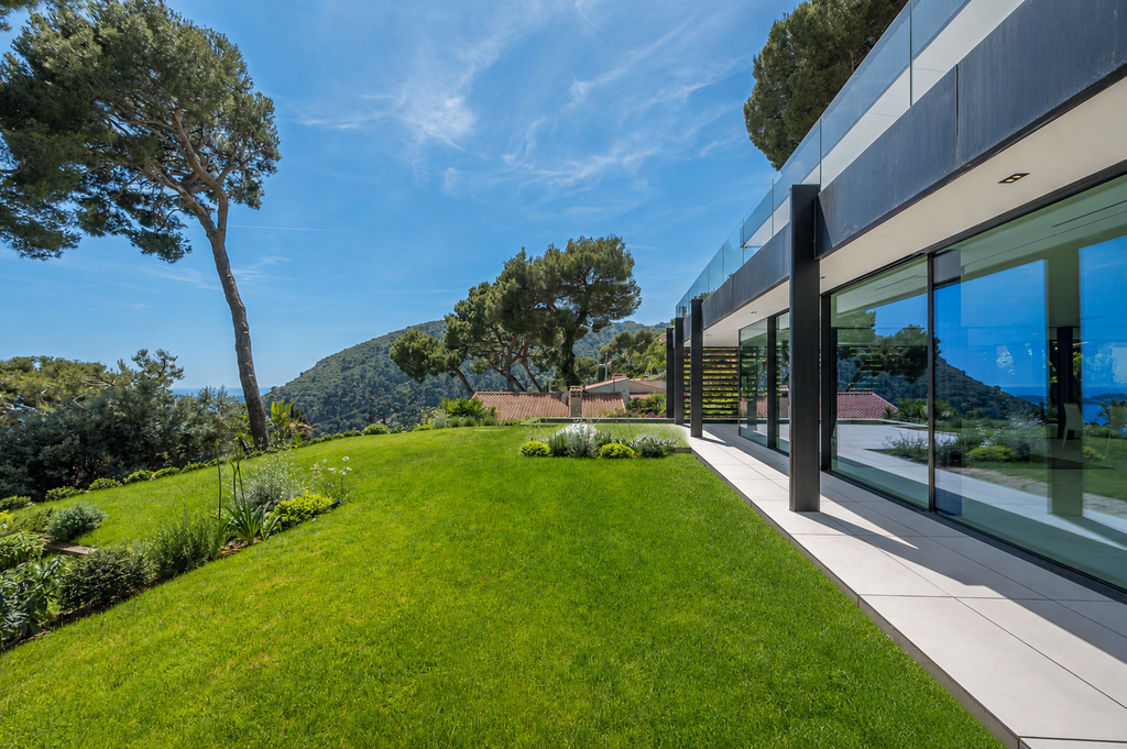 Èze seaside contemporary villa with panoramic sea views, infinity pool and flat…