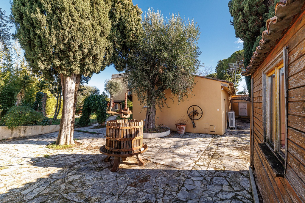 Historic estate with panoramic sea views for sale in Nice Fabron
