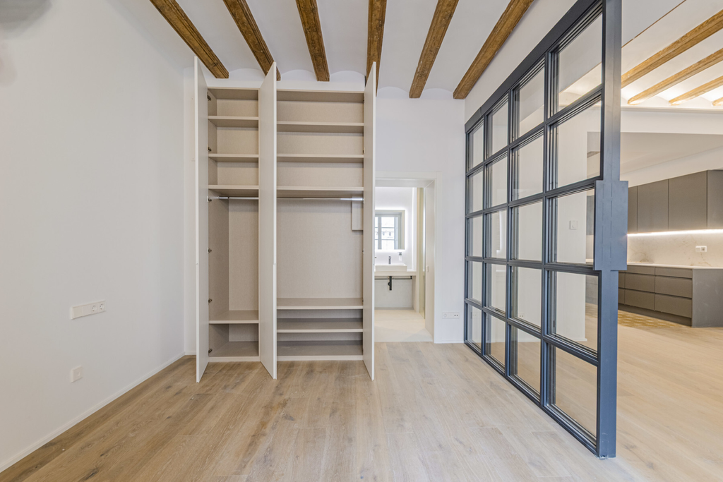 Great 2-bedroom apartment in a listed and renovated building in El Born