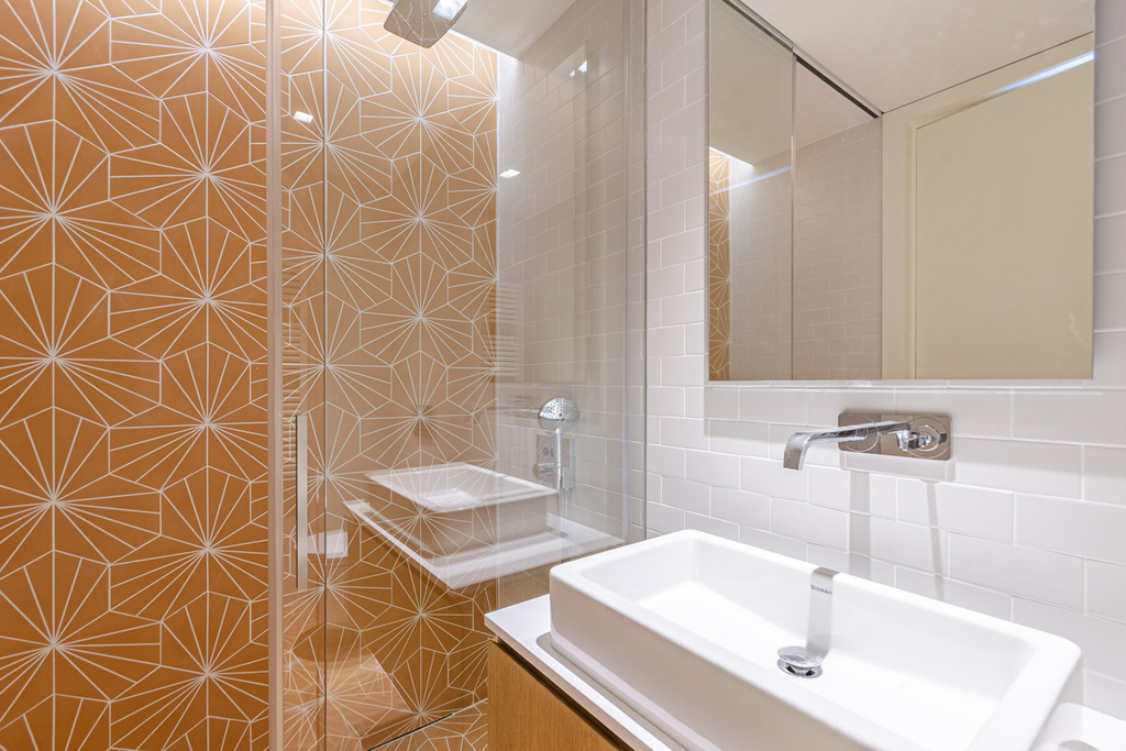 Bright apartment in luxury development in Eixample Dreta