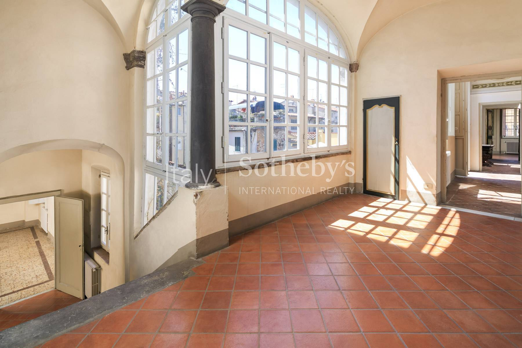 Bright frescoed apartment in the heart of Lucca