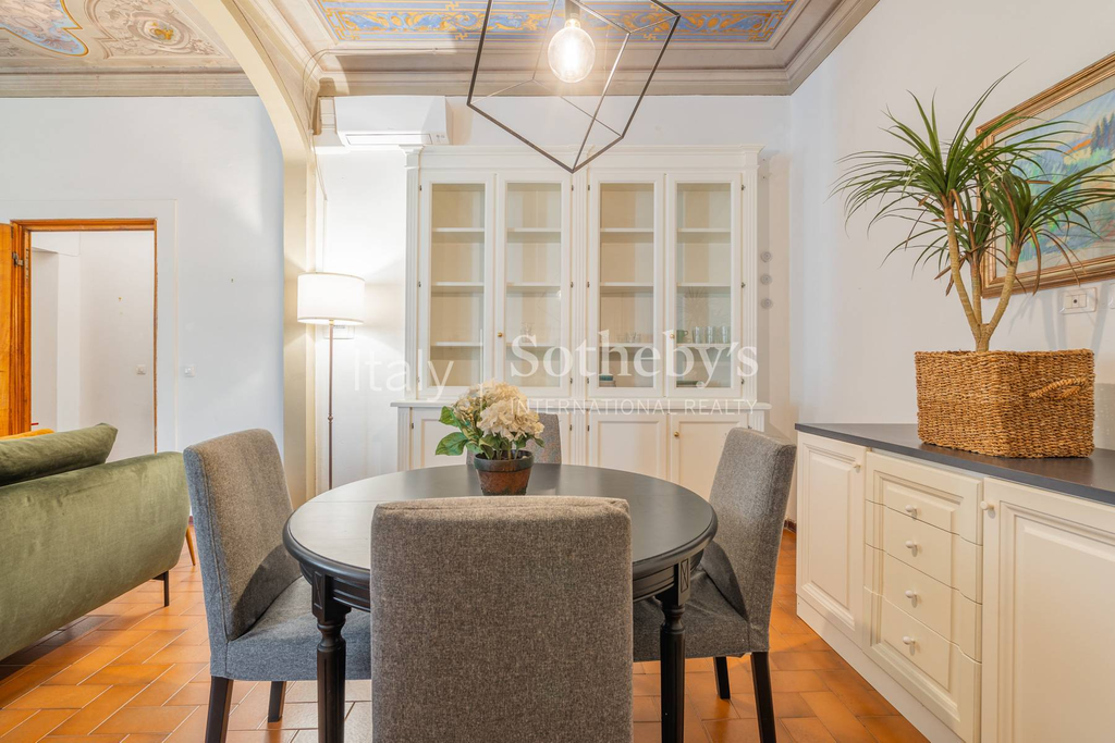 Frescoed Apartment in Historic Palazzo close to Piazza Santa Croce