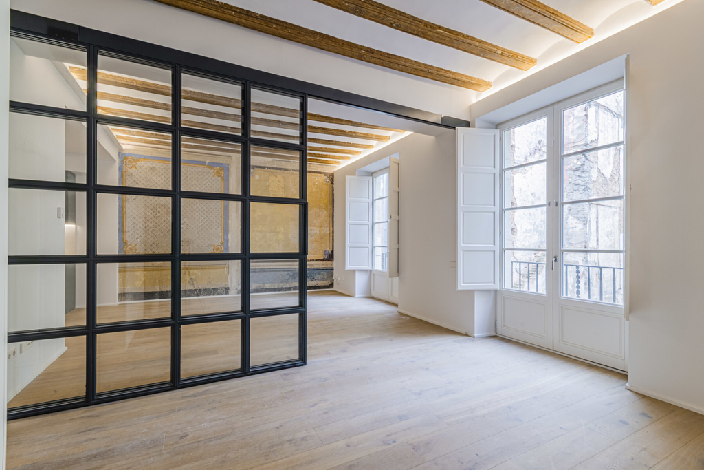 Great 2-bedroom apartment in a listed and renovated building in El Born