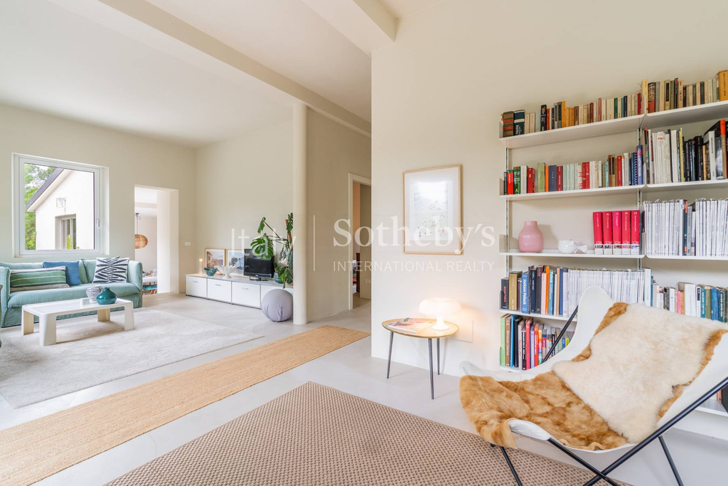 Refined villa with private garden near the sea