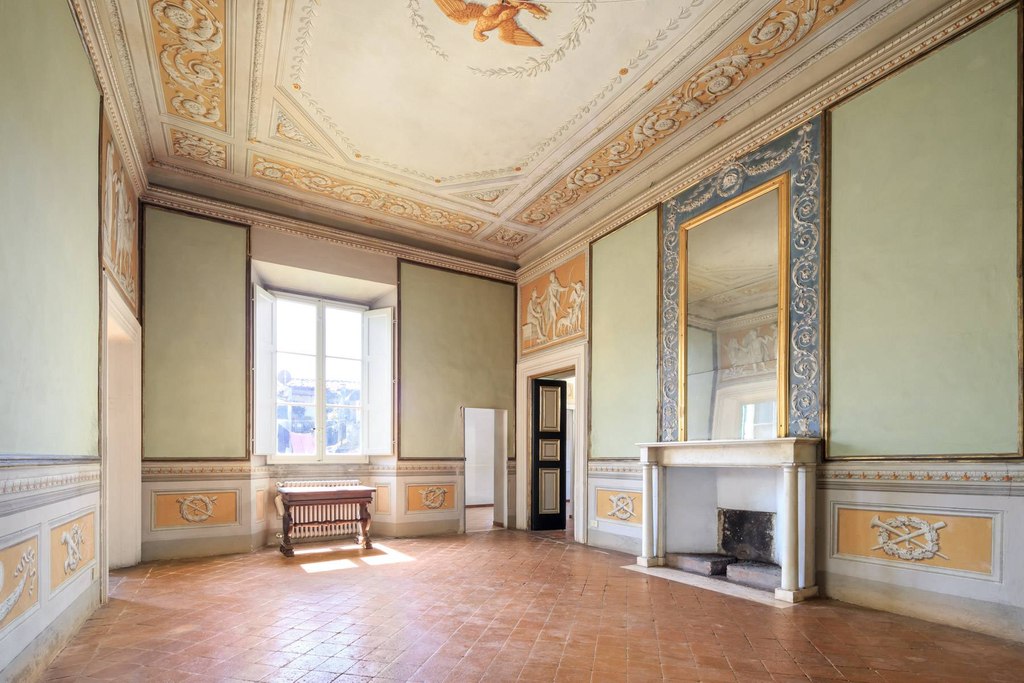 Bright frescoed apartment in the heart of Lucca