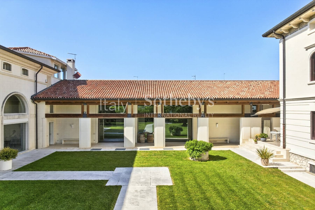 Prestigious Estate with Private Park in the Heart of Veneto
