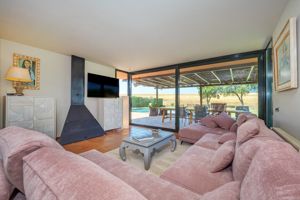 Elegant villa on the Torremirona golf course