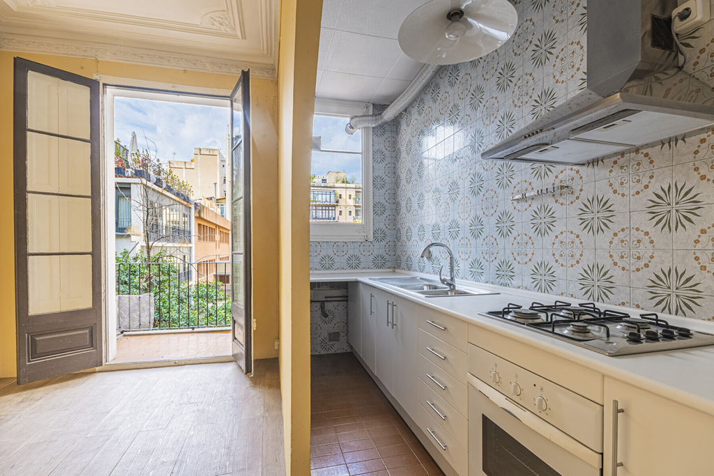 Historical apartment to renovate on prime location in Eixample