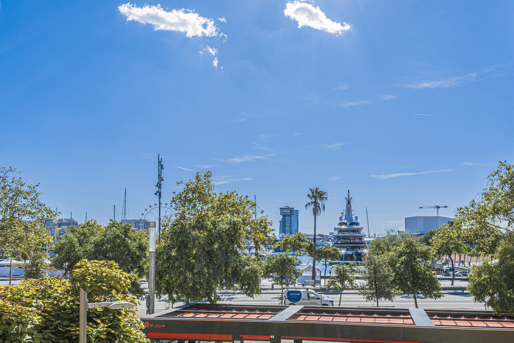 Four bedroom apartment by the seaside and famous Port Vell harbour
