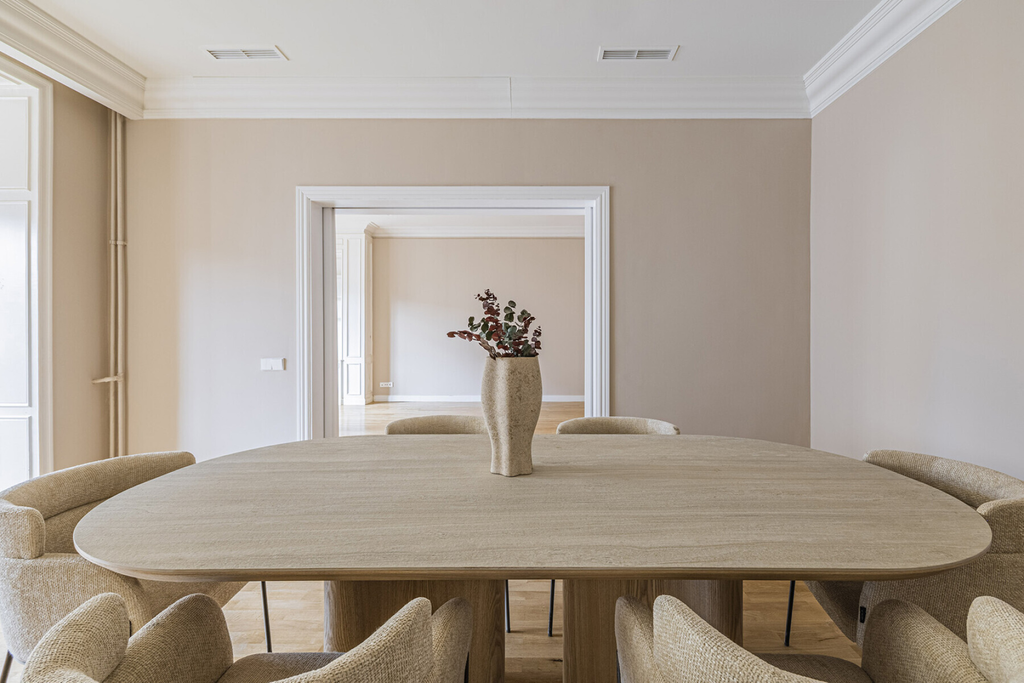 Renovated high-rise apartment in a stately building in Eixample.