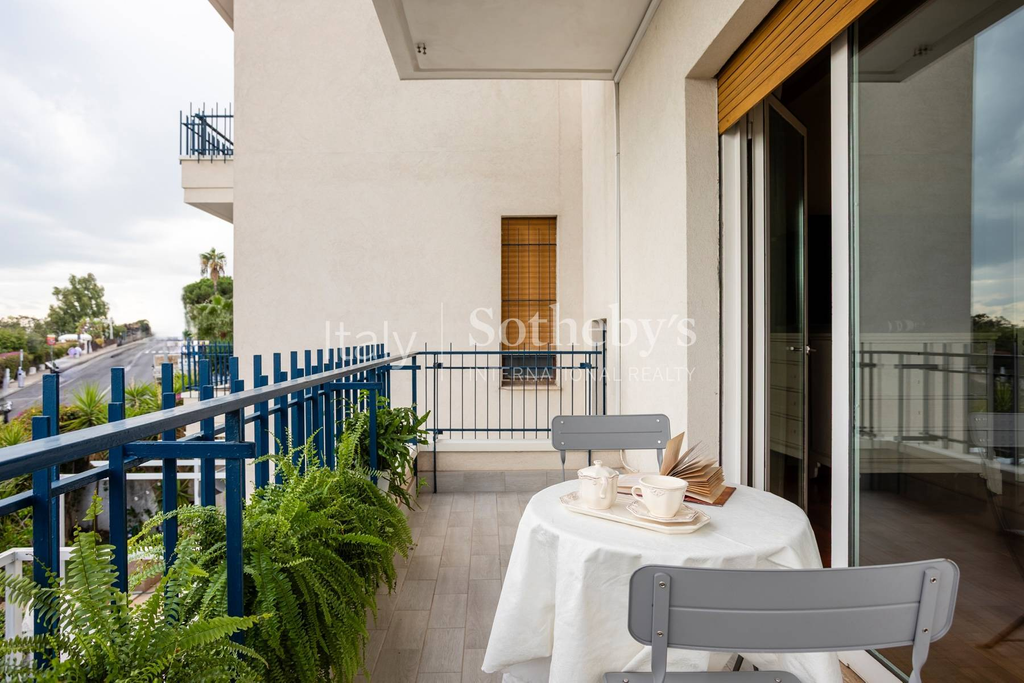 Elegant seafront property on the cliffs of Catania