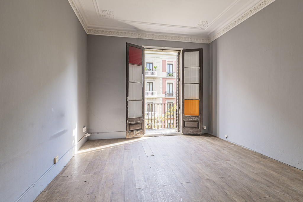 Historical apartment to renovate on prime location in Eixample