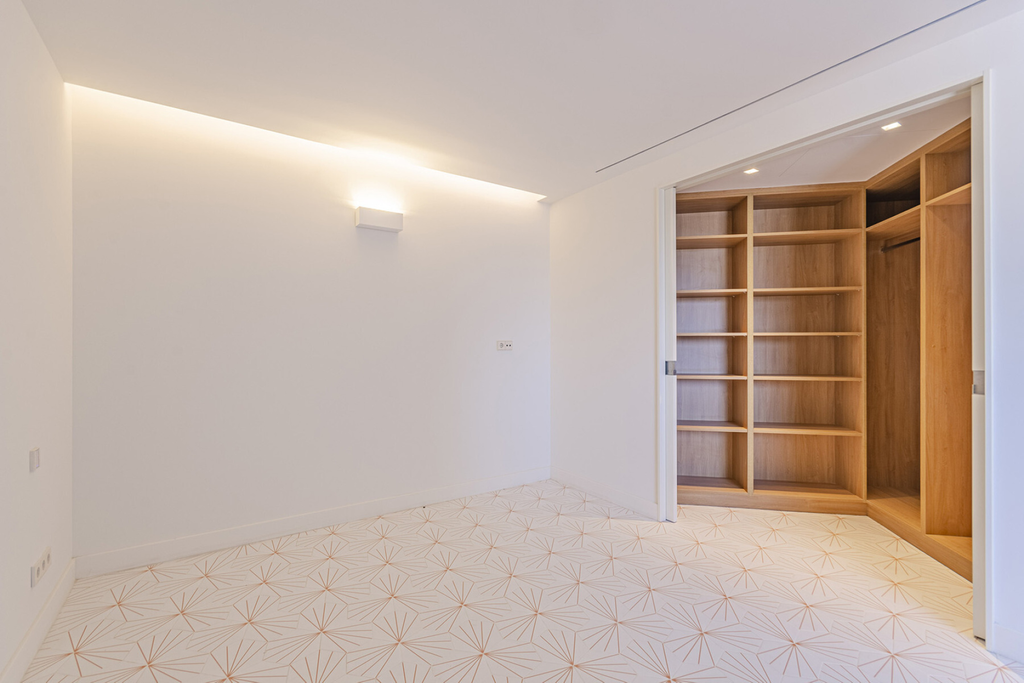 Bright apartment in luxury development in Eixample Dreta