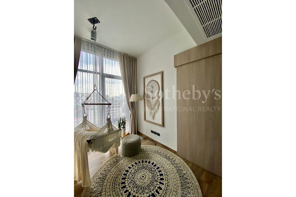 The Lofts Asoke: стильный лофт с 1 спальней в престижном районе Ваттана, всего 200 м от MRT Phetchaburi.