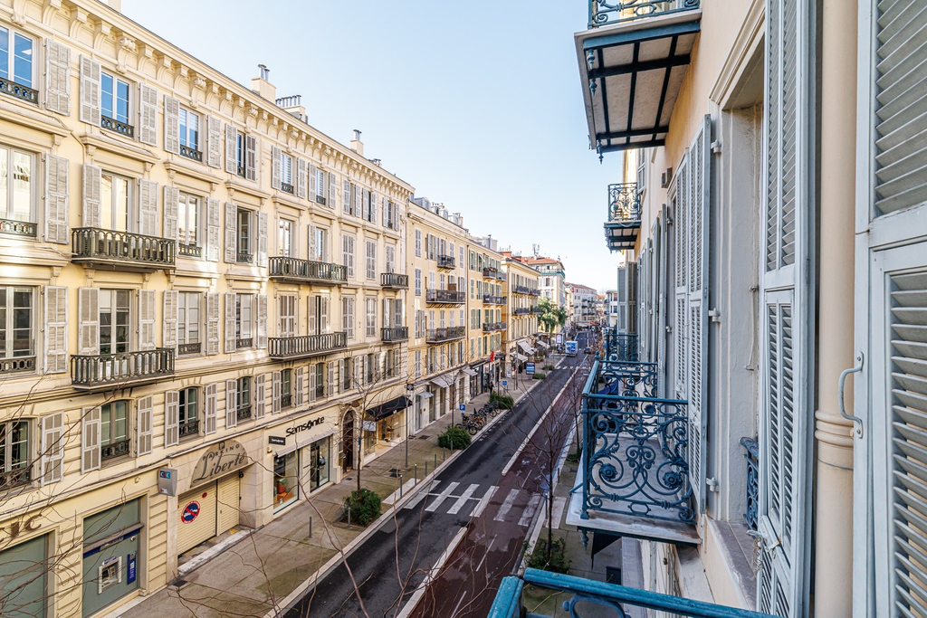 Nice Carré d'or, 300 sq.m floor plate in an elegant bourgeois building.