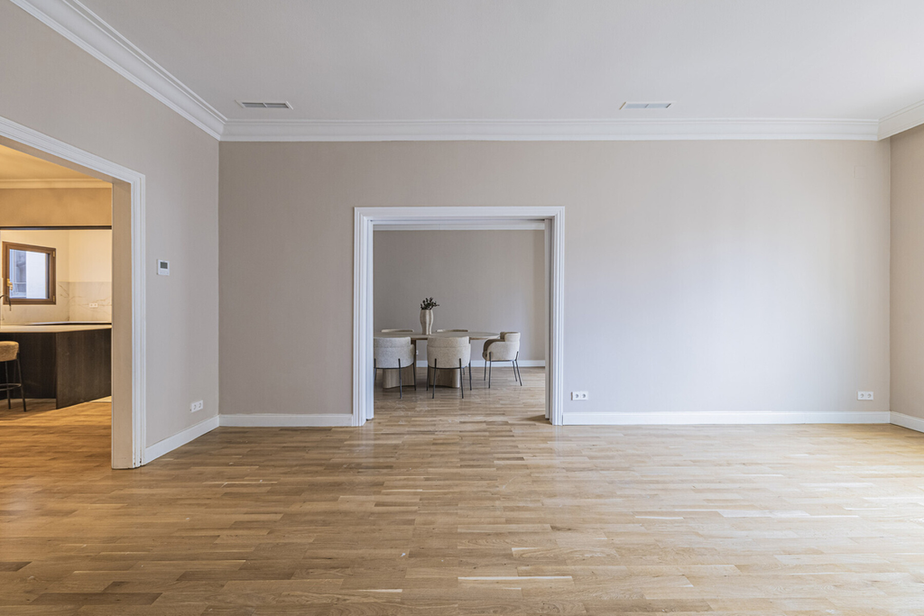 Renovated high-rise apartment in a stately building in Eixample.
